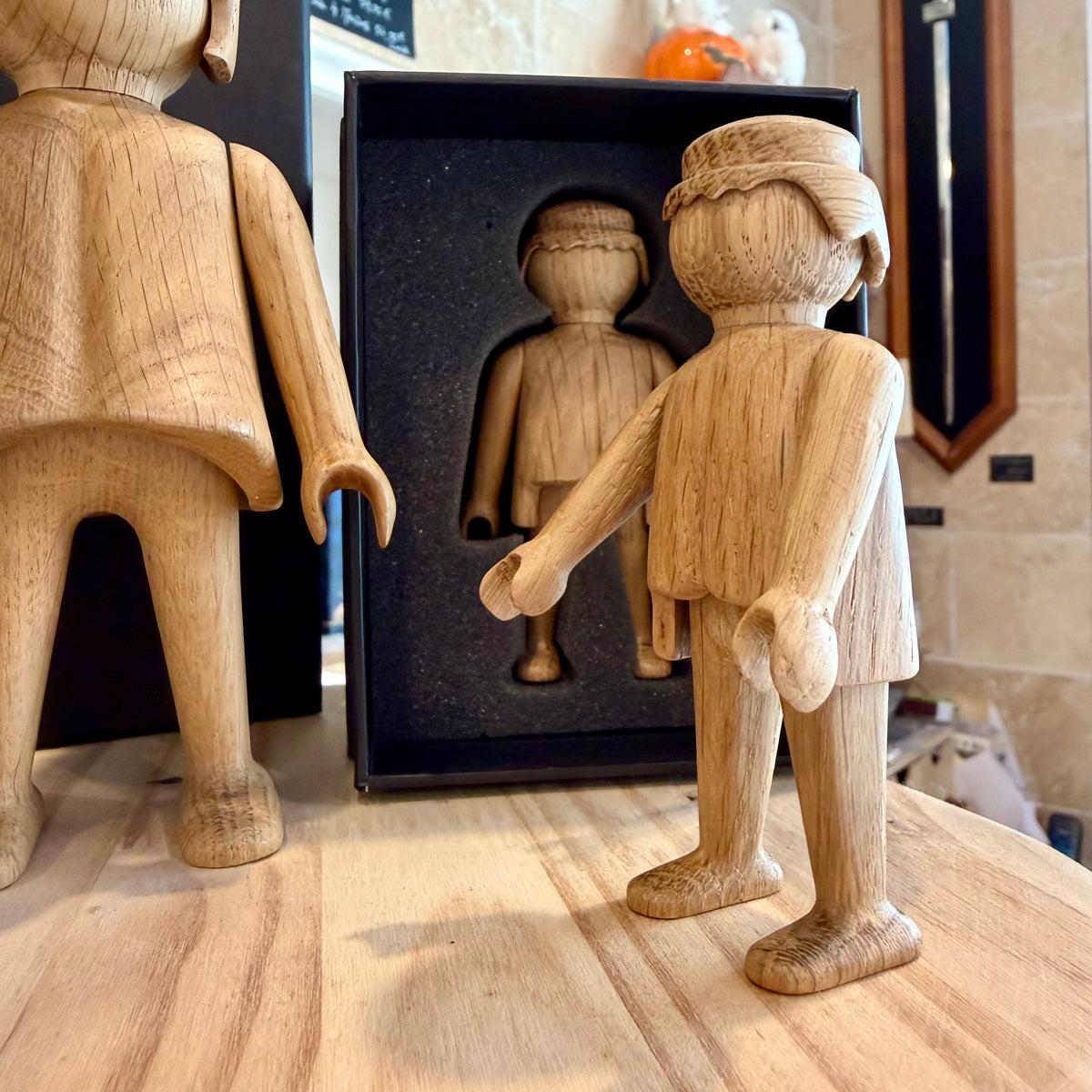 Figurine Playmobil mini en chêne blanc Boyhood, réinterprétation en bois du personnage des années 1970