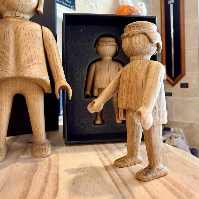 Figurine Playmobil mini en chêne blanc Boyhood, réinterprétation en bois du personnage des années 1970