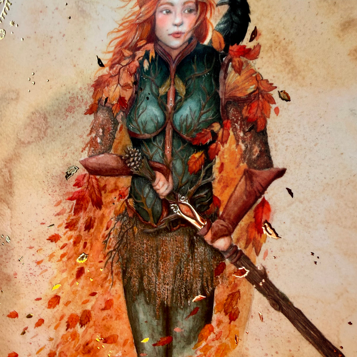 Illustration fantasy de la Chevalière du grand Automne en armure de bois, feuillages et pommes de pin