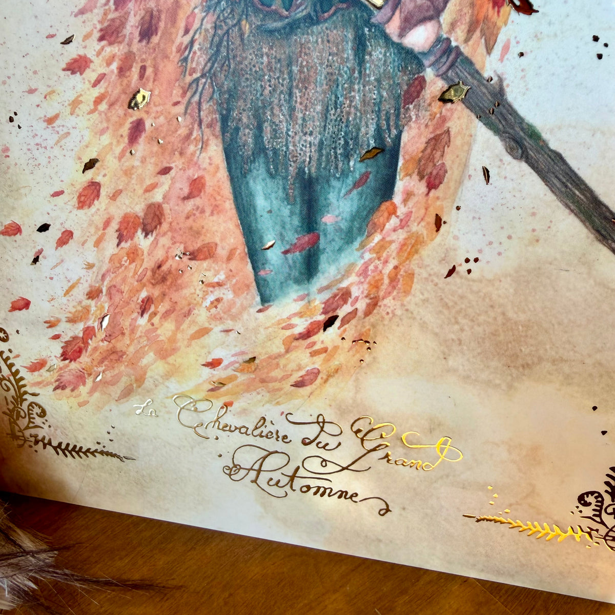 Illustration fantasy de la Chevalière du grand Automne en armure de bois, feuillages et pommes de pin