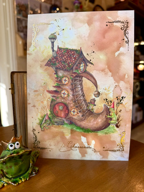 Illustration La Chaussemière, maison féerique en forme de chaussure avec trois grenouilles