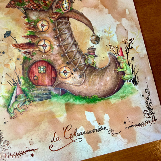 Illustration La Chaussemière, maison féerique en forme de chaussure avec trois grenouilles