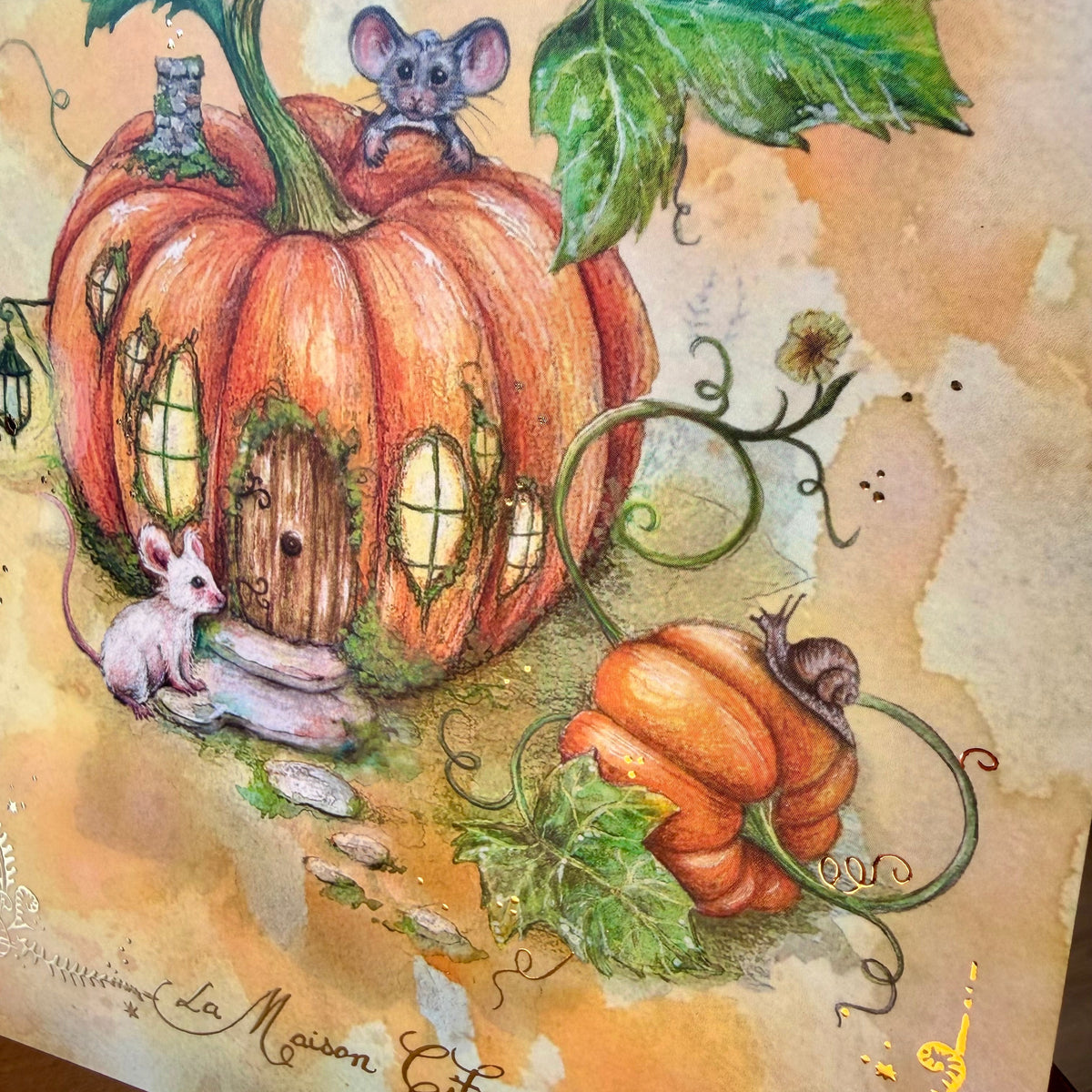 Illustration d'une maison citrouille automnale abritant deux souris et un escargot, L'Or.angerie