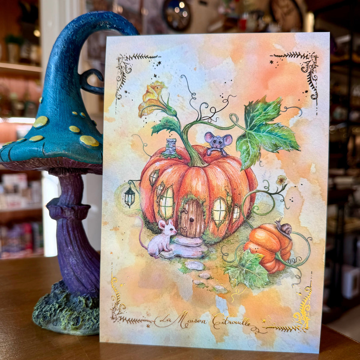 Illustration d'une maison citrouille automnale abritant deux souris et un escargot, L'Or.angerie