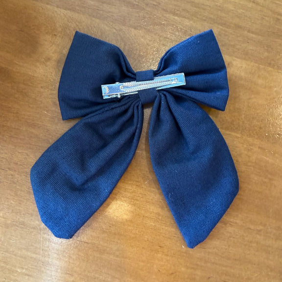 Pince à cheveux nœud en tissu bleu profond décorée de petites fleurs brodées multicolores