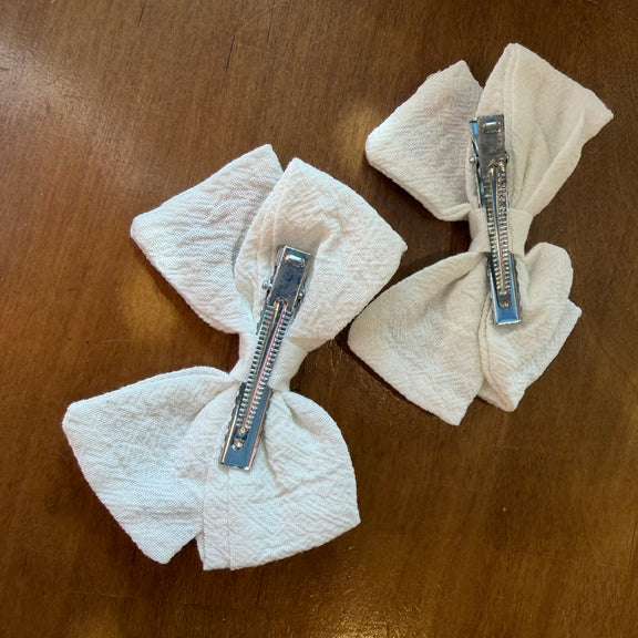 Lot de deux pinces à cheveux nœud en tissu blanc texturé ornées de broderies florales délicates