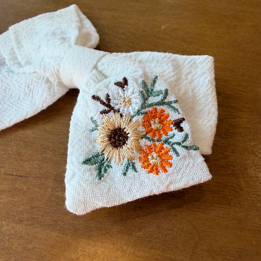 Lot de deux pinces à cheveux nœud en tissu blanc texturé ornées de broderies florales délicates