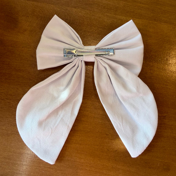 Pince à cheveux nœud en tissu blanc lumineux ornée de petites broderies florales ton sur ton