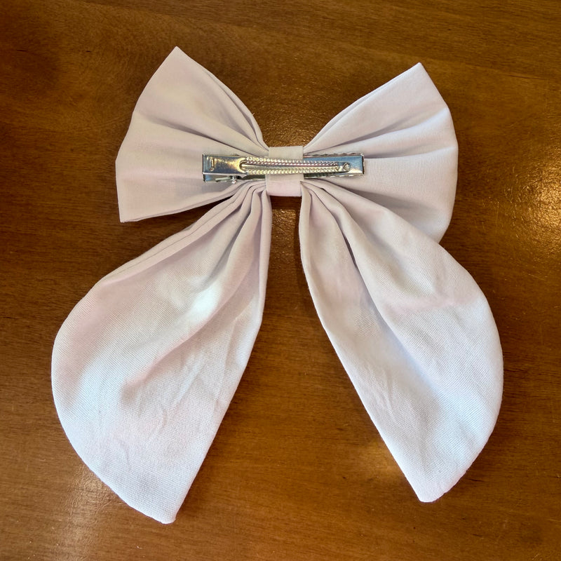 Pince à cheveux nœud en tissu blanc lumineux ornée de petites broderies florales ton sur ton