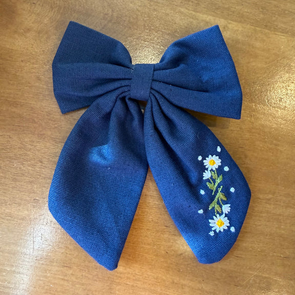 Pince à cheveux nœud en tissu bleu profond décorée de petites fleurs brodées multicolores