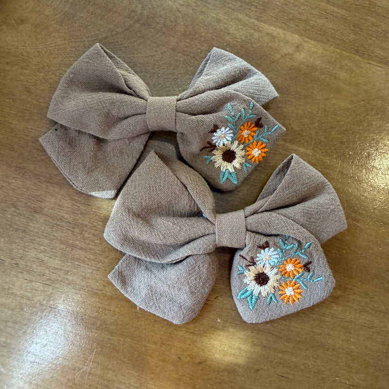 Lot de deux pinces à cheveux nœud en tissu brun texturé ornées de broderies florales, esprit naturel