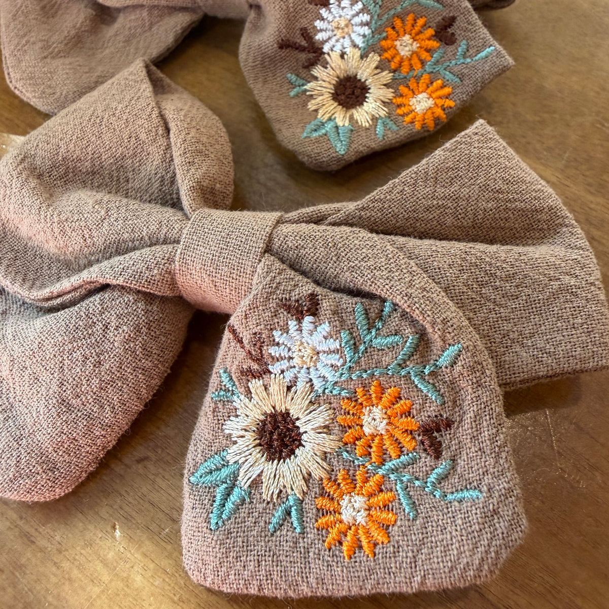 Lot de deux pinces à cheveux nœud en tissu brun texturé ornées de broderies florales, esprit naturel