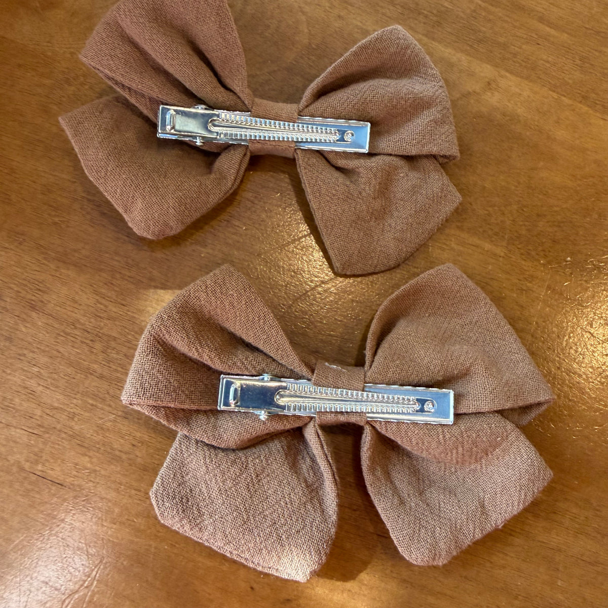 Lot de deux pinces à cheveux nœud en tissu brun texturé ornées de broderies florales, esprit naturel