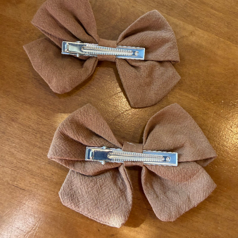 Lot de deux pinces à cheveux nœud en tissu brun texturé ornées de broderies florales, esprit naturel