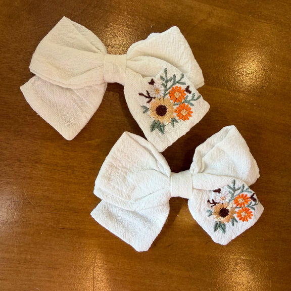 Lot de deux pinces à cheveux nœud en tissu blanc texturé ornées de broderies florales délicates