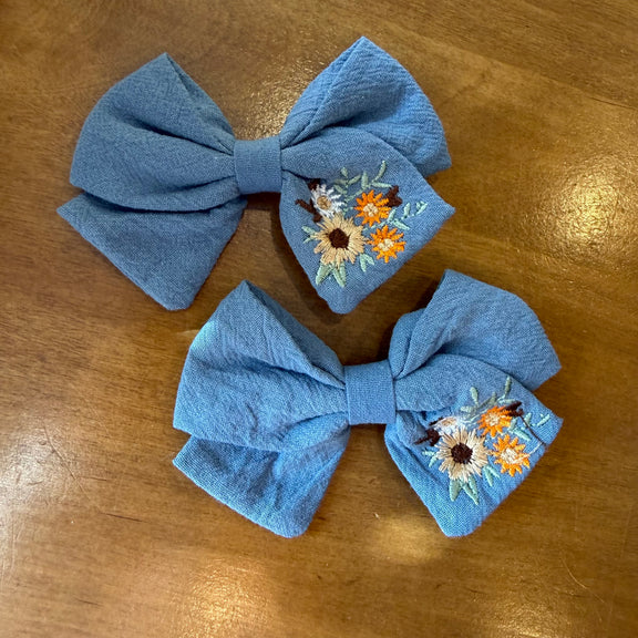Lot de deux pinces à cheveux nœud en tissu bleu texturé ornées de broderies florales colorées