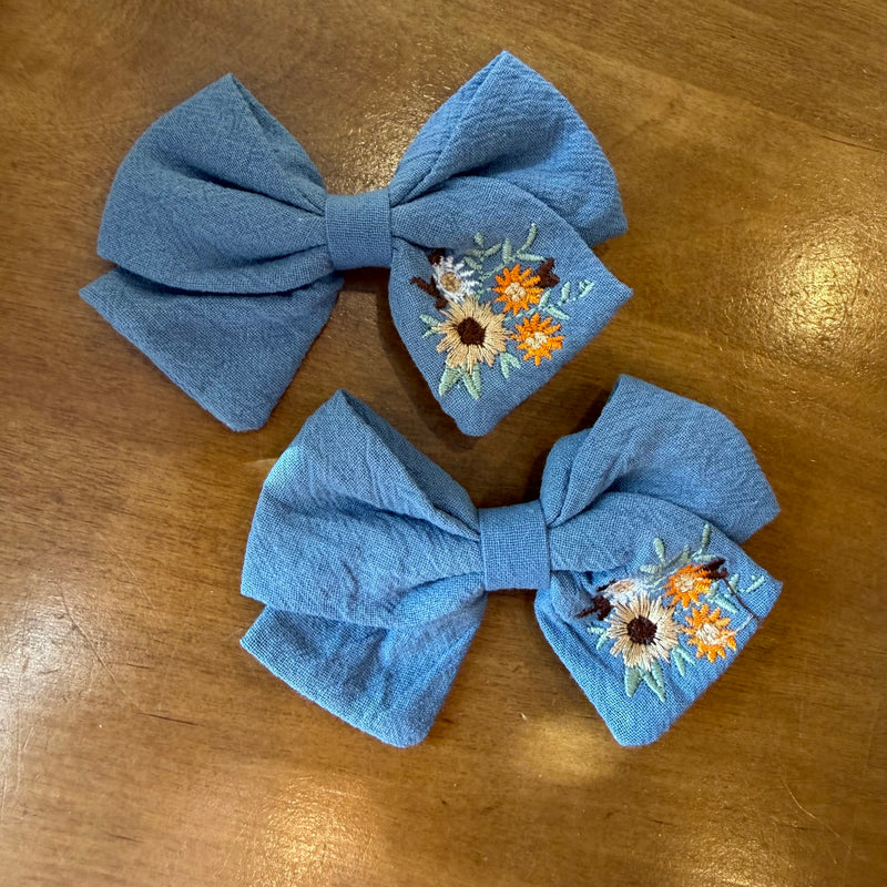 Lot de deux pinces à cheveux nœud en tissu bleu texturé ornées de broderies florales colorées