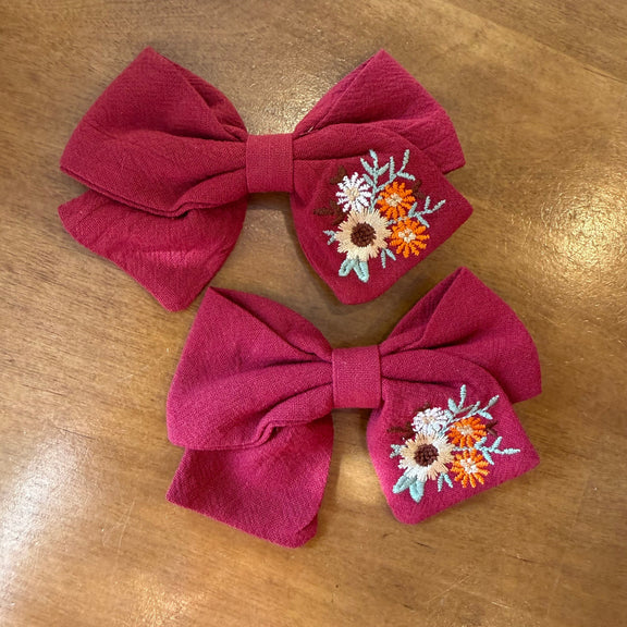 Lot de deux pinces à cheveux nœud en tissu rouge brique texturé ornées de broderies florales