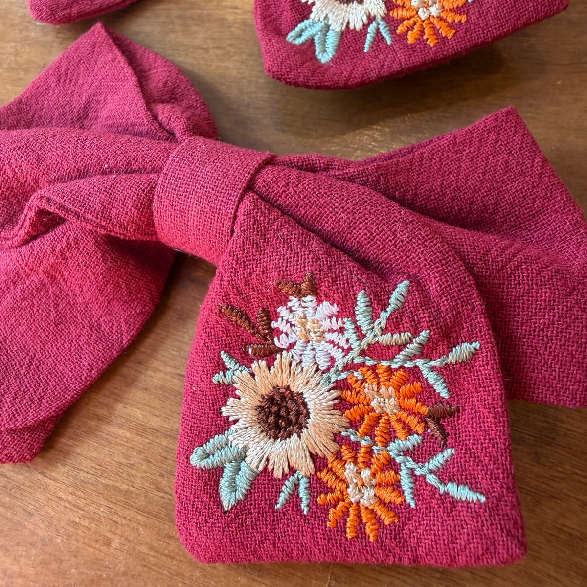 Lot de deux pinces à cheveux nœud en tissu rouge brique texturé ornées de broderies florales