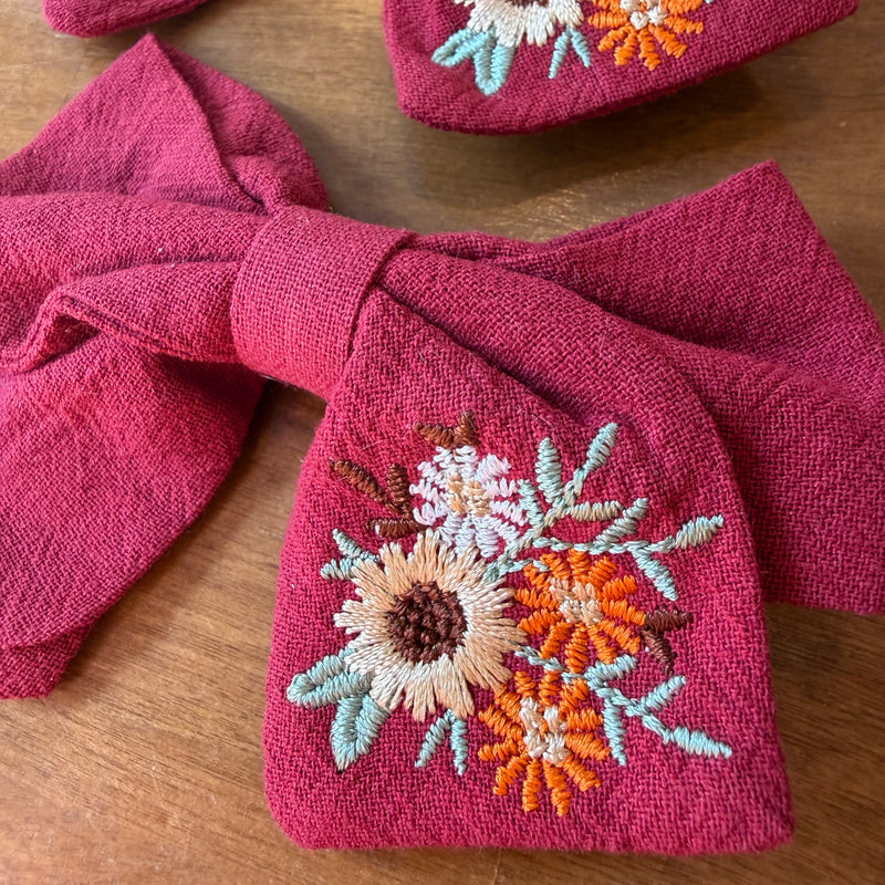 Lot de deux pinces à cheveux nœud en tissu rouge brique texturé ornées de broderies florales