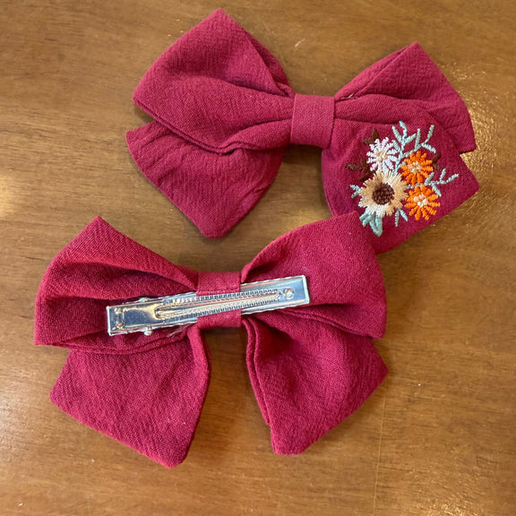 Lot de deux pinces à cheveux nœud en tissu rouge brique texturé ornées de broderies florales