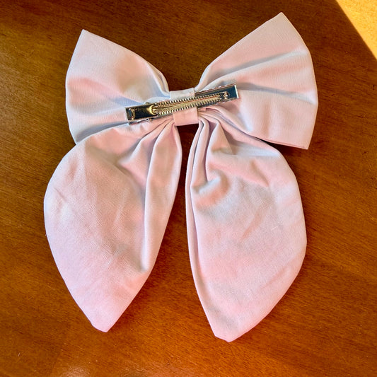 Pince à cheveux nœud en tissu blanc texturé brodé d'un petit lapin entouré de fleurs printanières