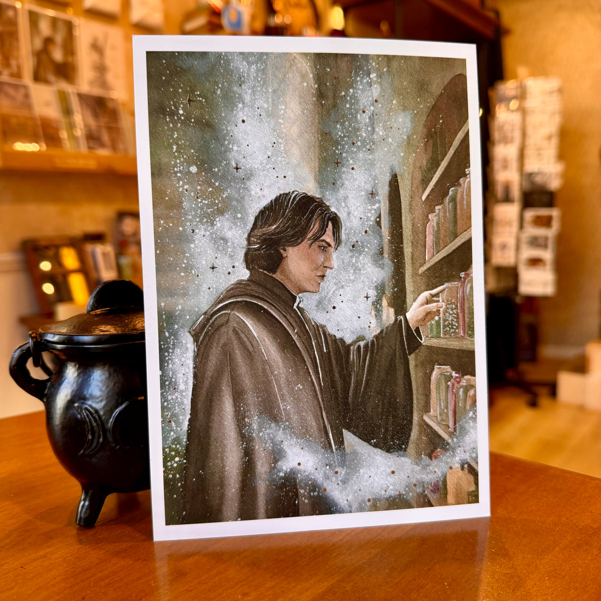 Illustration A5 d'un maître des potions au regard perçant devant des étagères de fioles, ambiance sombre