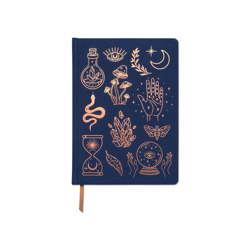 Carnet Designworks Ink à couverture en daim végétalien bleu nuit ornée de symboles mystiques dorés