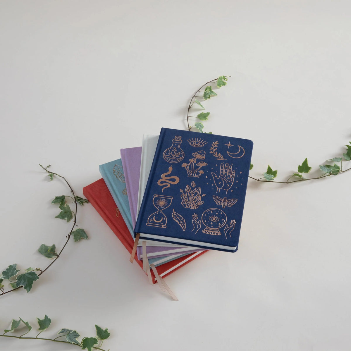Carnet Designworks Ink à couverture en daim végétalien bleu nuit ornée de symboles mystiques dorés