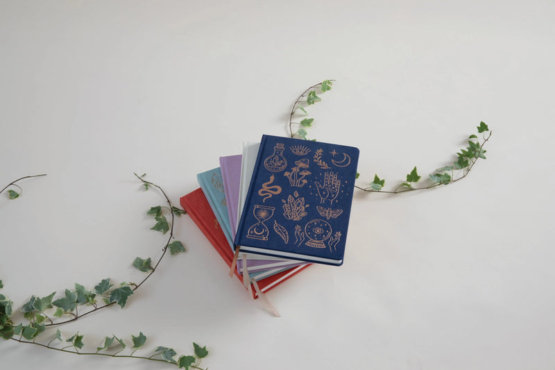 Carnet Designworks Ink à couverture en daim végétalien bleu nuit ornée de symboles mystiques dorés