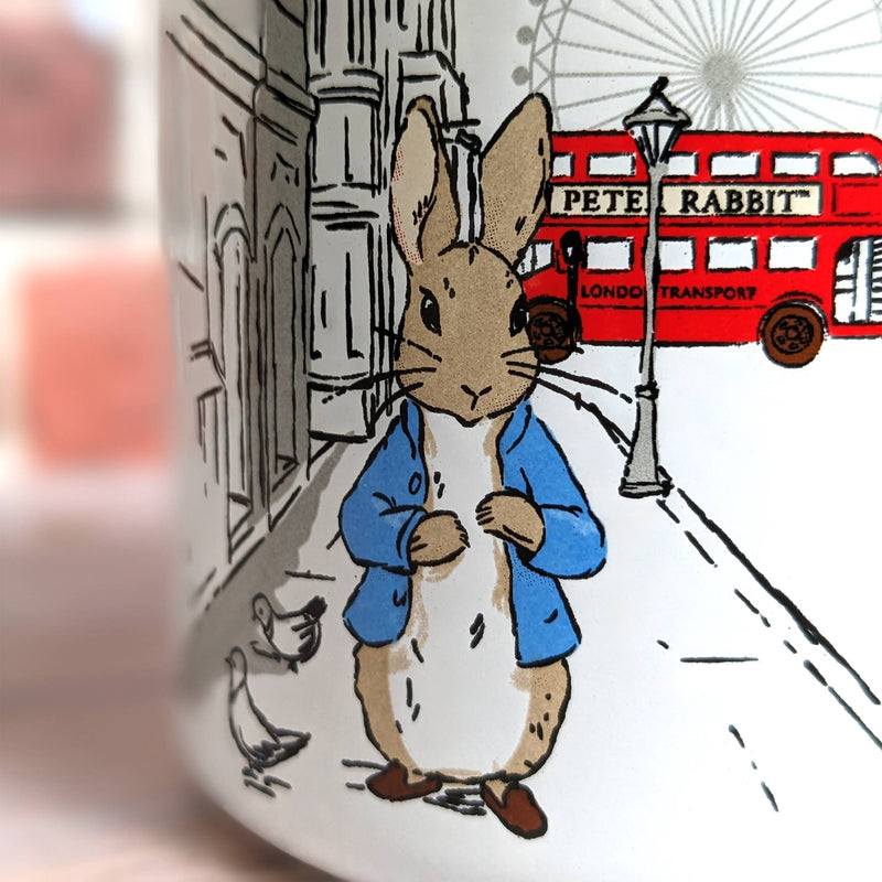 Mug en émail Peter Rabbit Out and About in London avec bus rouges, Big Ben et grande roue