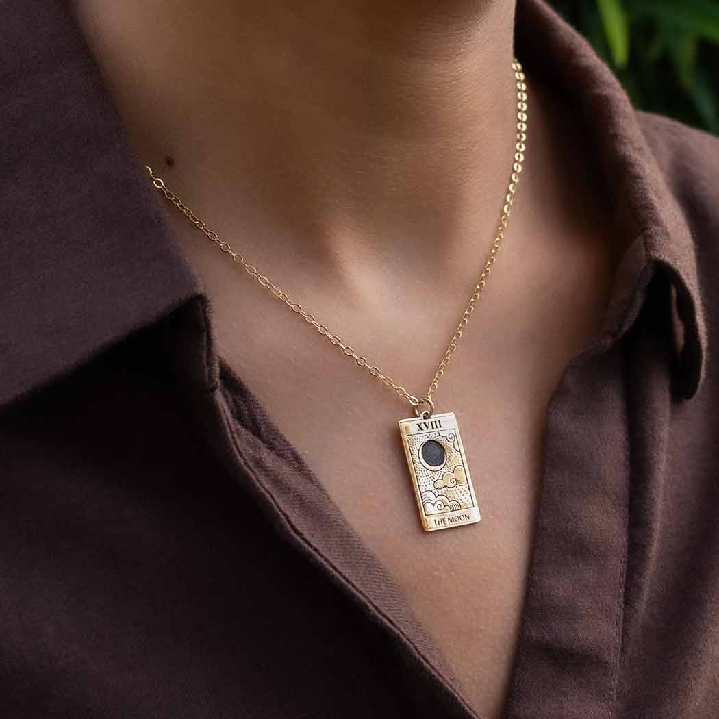 Collier plaqué or avec pendentif rectangulaire carte de tarot La Lune XVIII