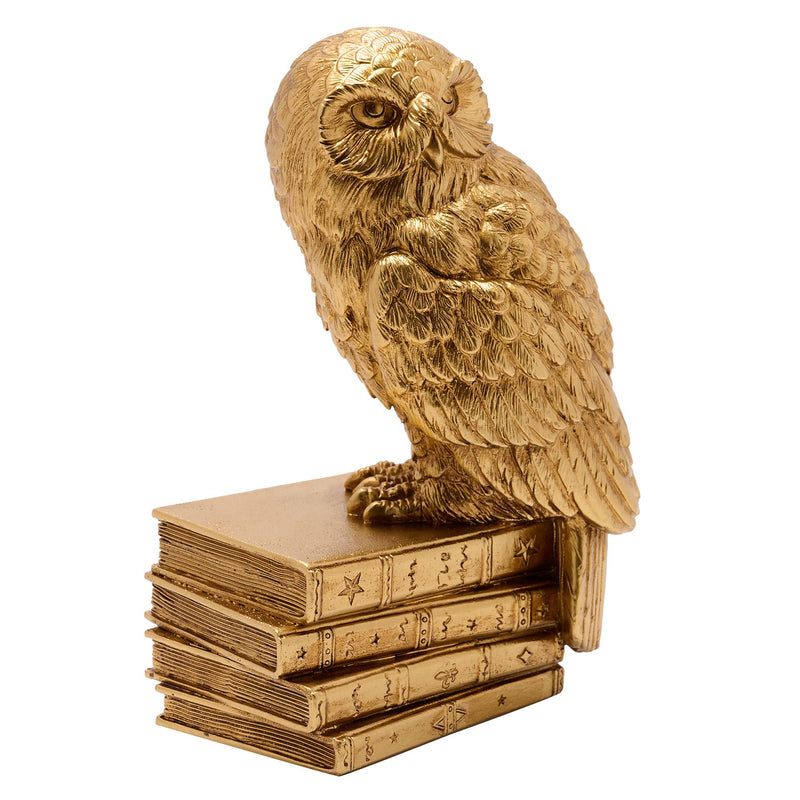Figurine Harry Potter d'Hedwige perchée sur une pile de livres anciens, finition dorée
