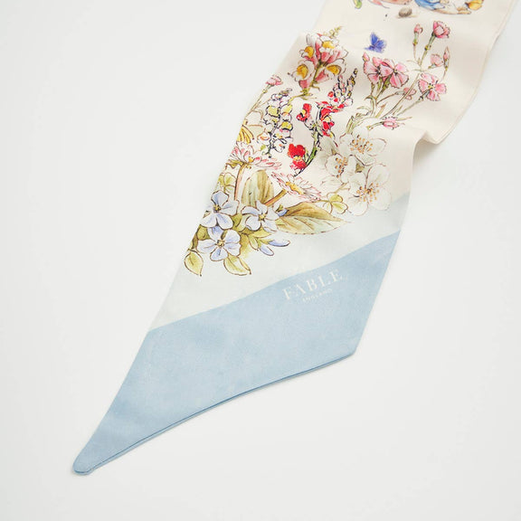 Foulard twilly Peter Rabbit Fable England en sergé crème, scènes illustrées et fleurs, 86 x 6 cm