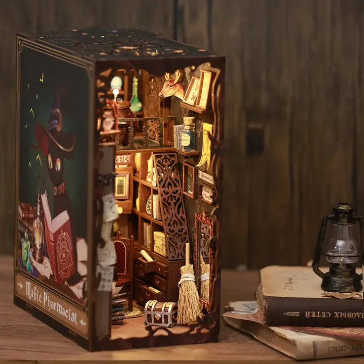 Book nook Pharmacie magique, kit en bois 282 pièces avec LED, boutique d'apothicaire miniature