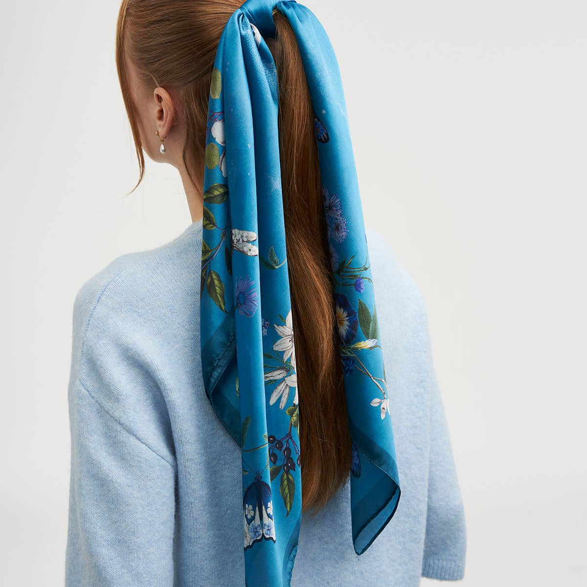Foulard carré Midnight Garden Fable England 90 x 90 cm, papillons, fleurs et lune sur bleu sarcelle