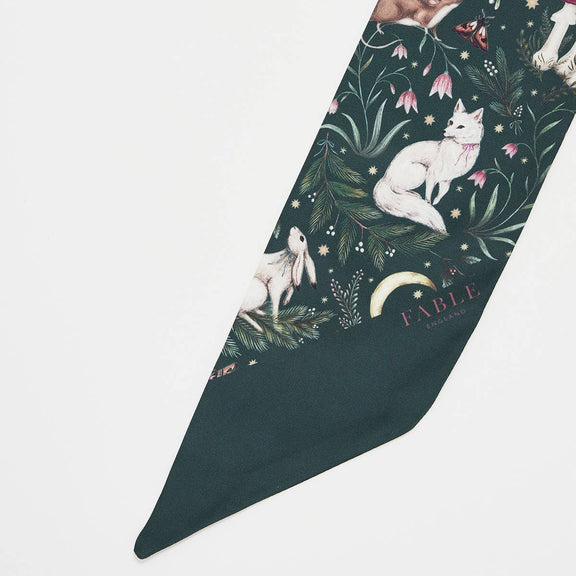 Foulard skinny Niva Fable England 140 x 10 cm, fond vert forêt, animaux et détails féeriques