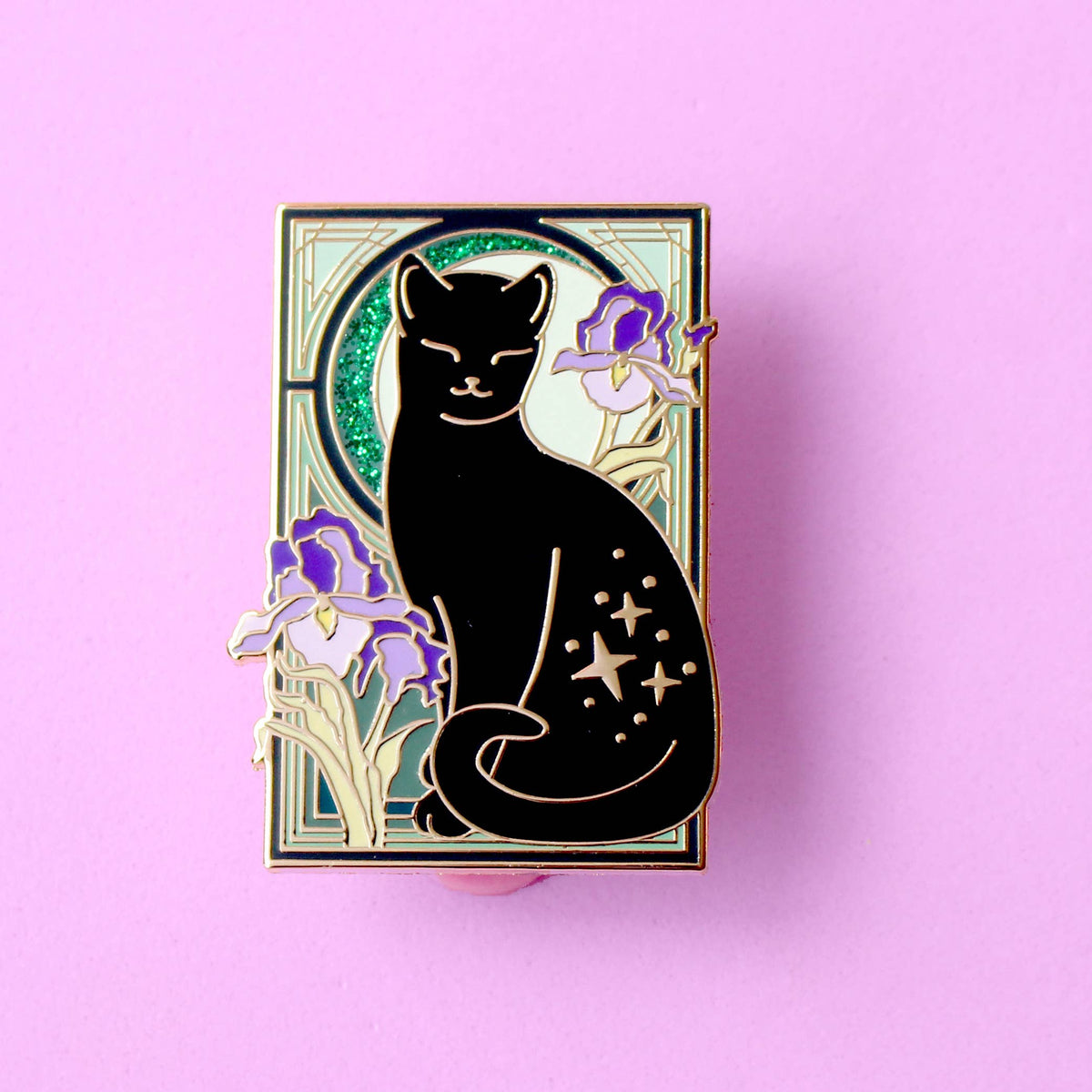 Pin's Glitter Punk Art Nouveau chat noir étoilé entouré de fleurs d'iris violettes sur fond vert