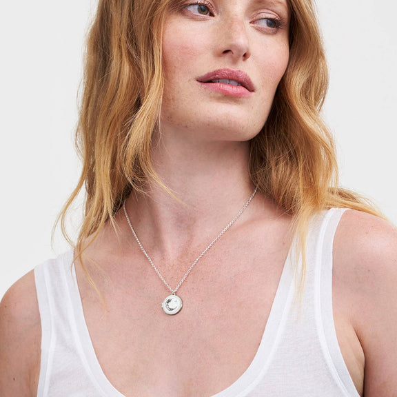 Collier médaillon Nightshade Moon Fable England, croissant de lune et fleurs indigo, plaqué argent
