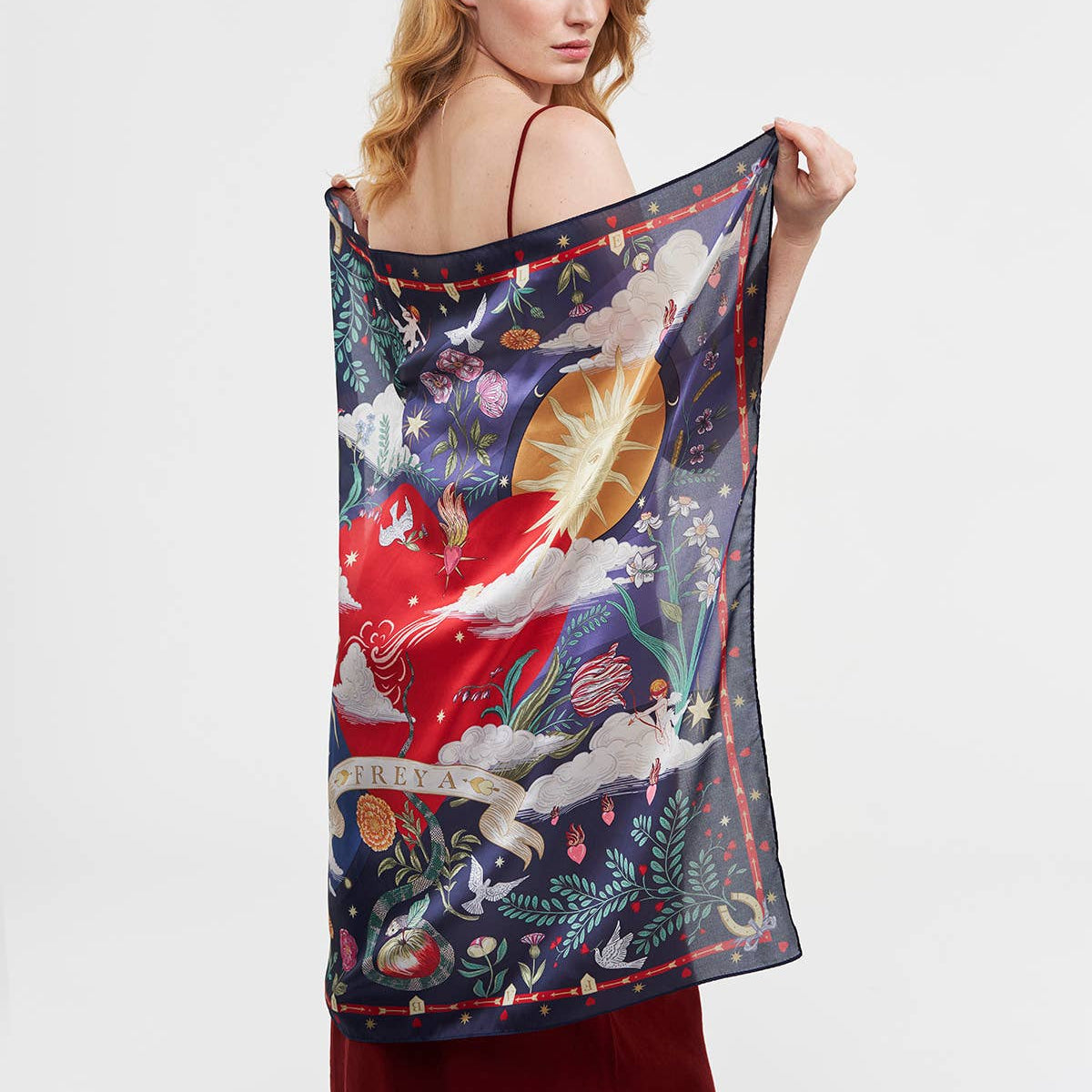 Foulard carré bleu marine Fable England Freya Narrative avec soleil, lune, cœur flamboyant et fleurs
