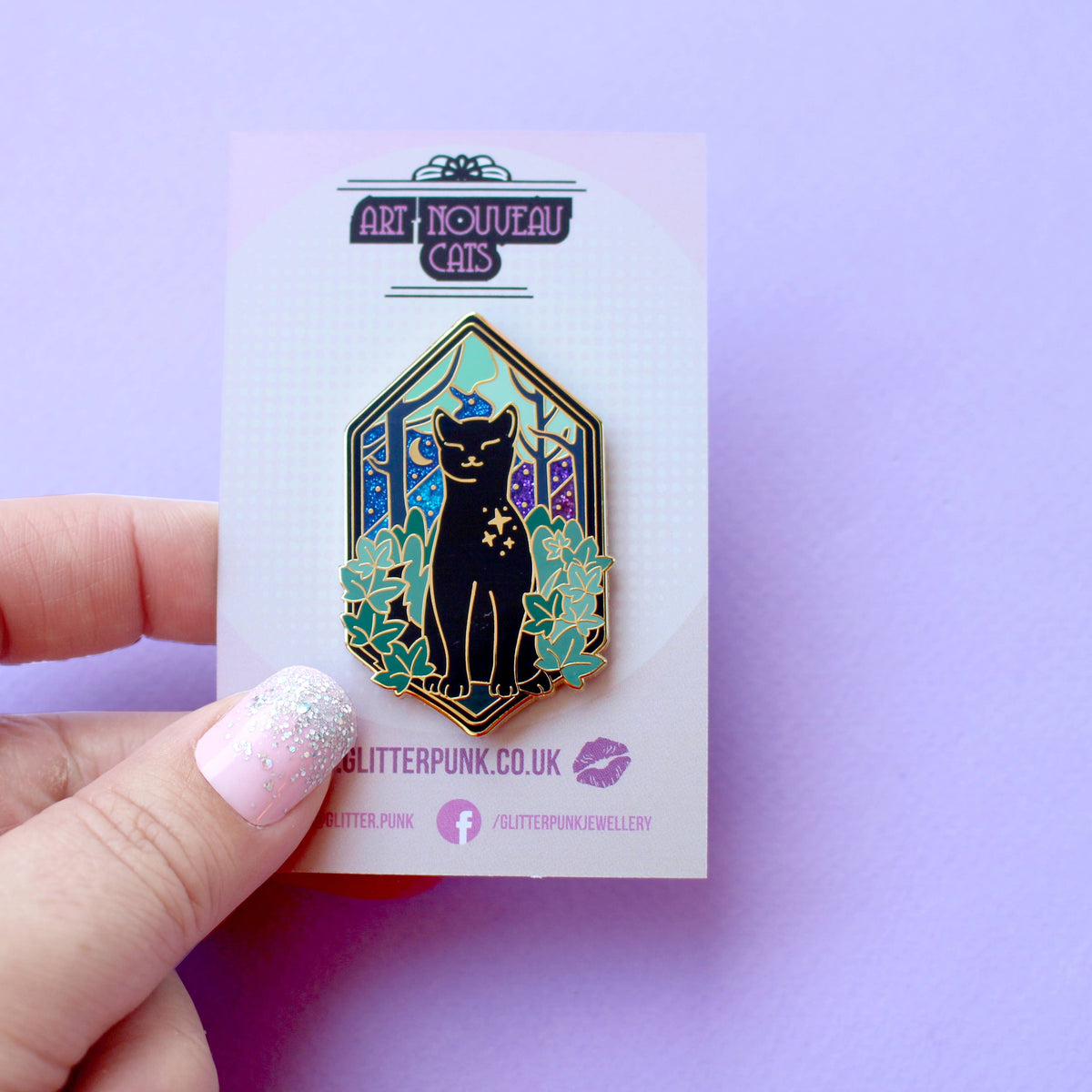 Pin's émail Glitter Punk Art Nouveau, chat noir dans la forêt sous un ciel étoilé pailleté