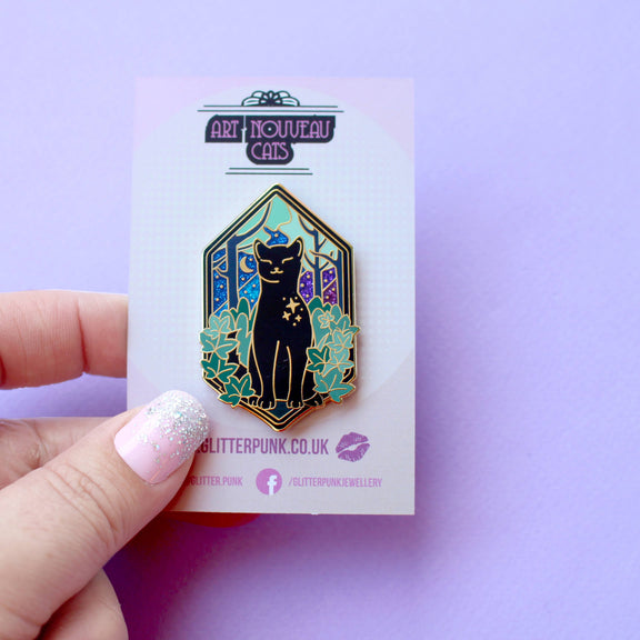 Pin's émail Glitter Punk Art Nouveau, chat noir dans la forêt sous un ciel étoilé pailleté