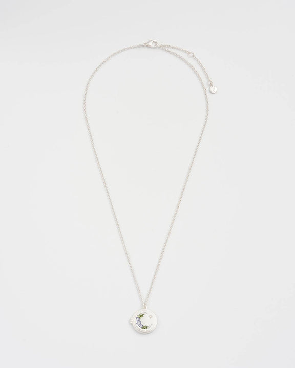 Collier médaillon Nightshade Moon Fable England, croissant de lune et fleurs indigo, plaqué argent