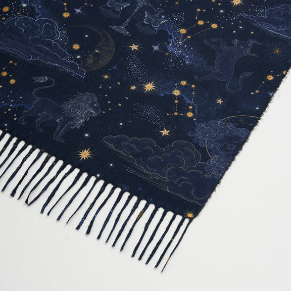 Écharpe longue à franges Zodiac Fable England, constellations et signes du zodiaque sur bleu marine