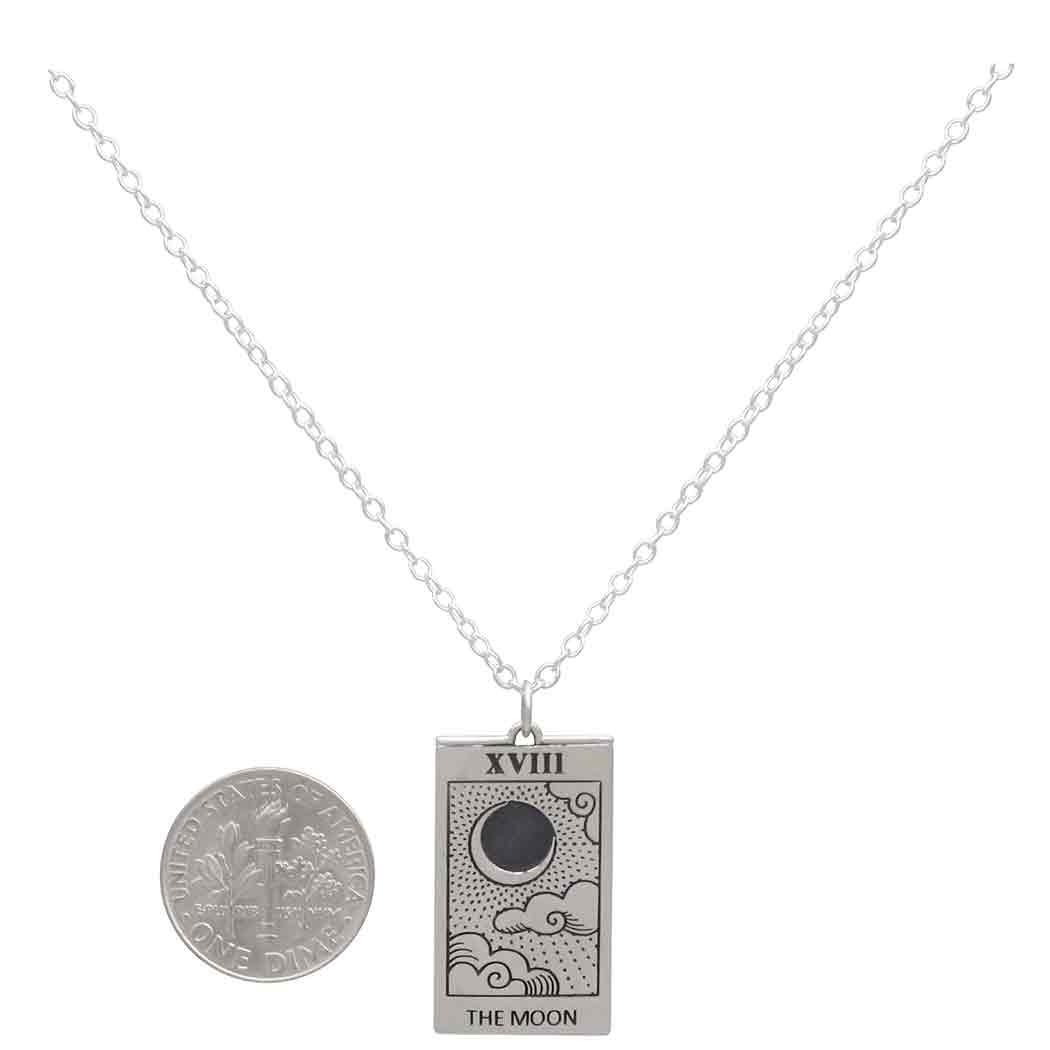 Collier Nina Designs pendentif carte de tarot The Moon en argent massif recyclé, lune gravée
