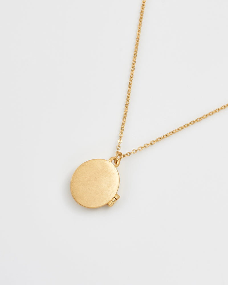 Collier Fable England, médaillon plaqué or oiseau peint à la main et couronne de perles nacrées