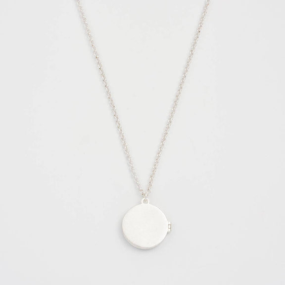 Collier médaillon Nightshade Moon Fable England, croissant de lune et fleurs indigo, plaqué argent