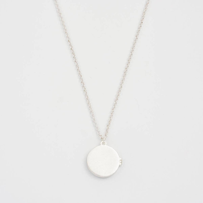 Collier médaillon Nightshade Moon Fable England, croissant de lune et fleurs indigo, plaqué argent