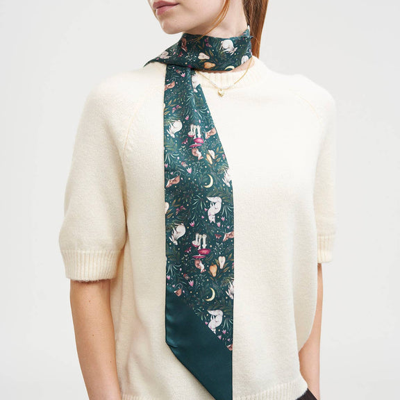 Foulard skinny Niva Fable England 140 x 10 cm, fond vert forêt, animaux et détails féeriques