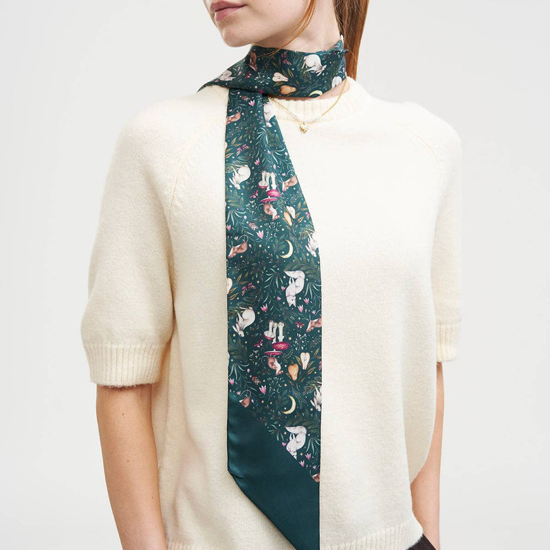Foulard skinny Niva Fable England 140 x 10 cm, fond vert forêt, animaux et détails féeriques